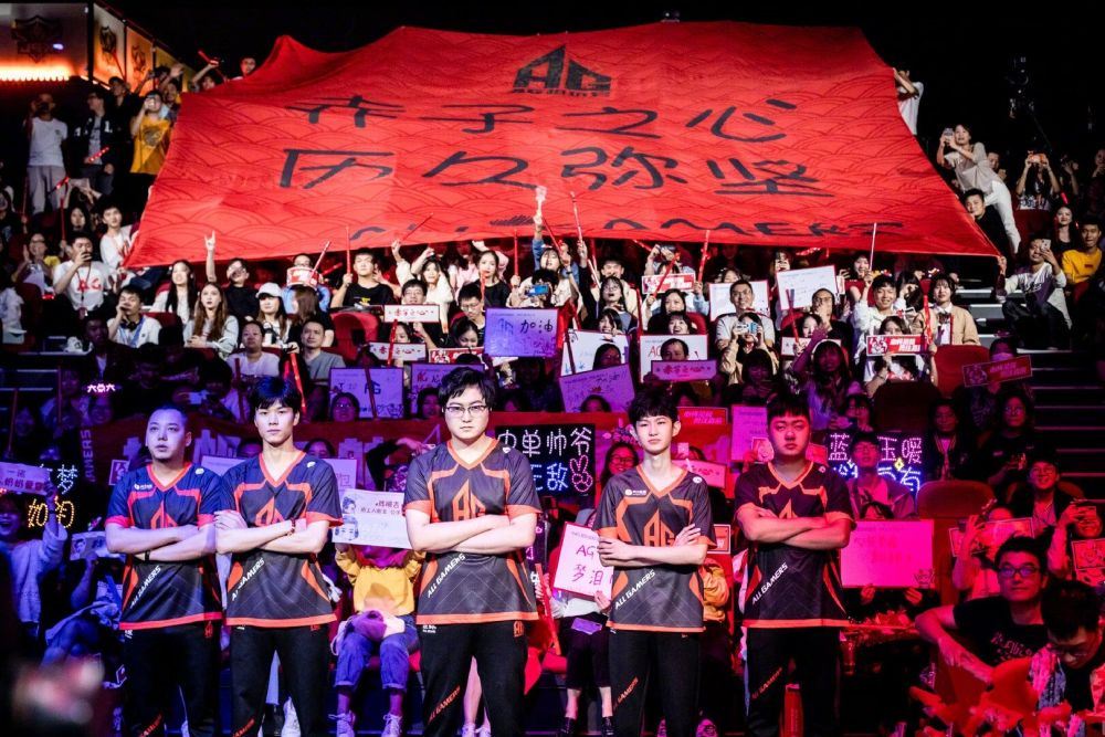 持着激烈的